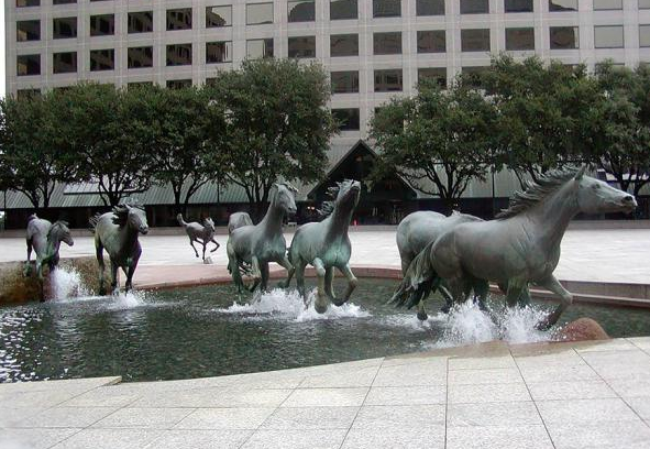  全球最具创意的玻璃钢雕塑作品之《野马》鉴赏